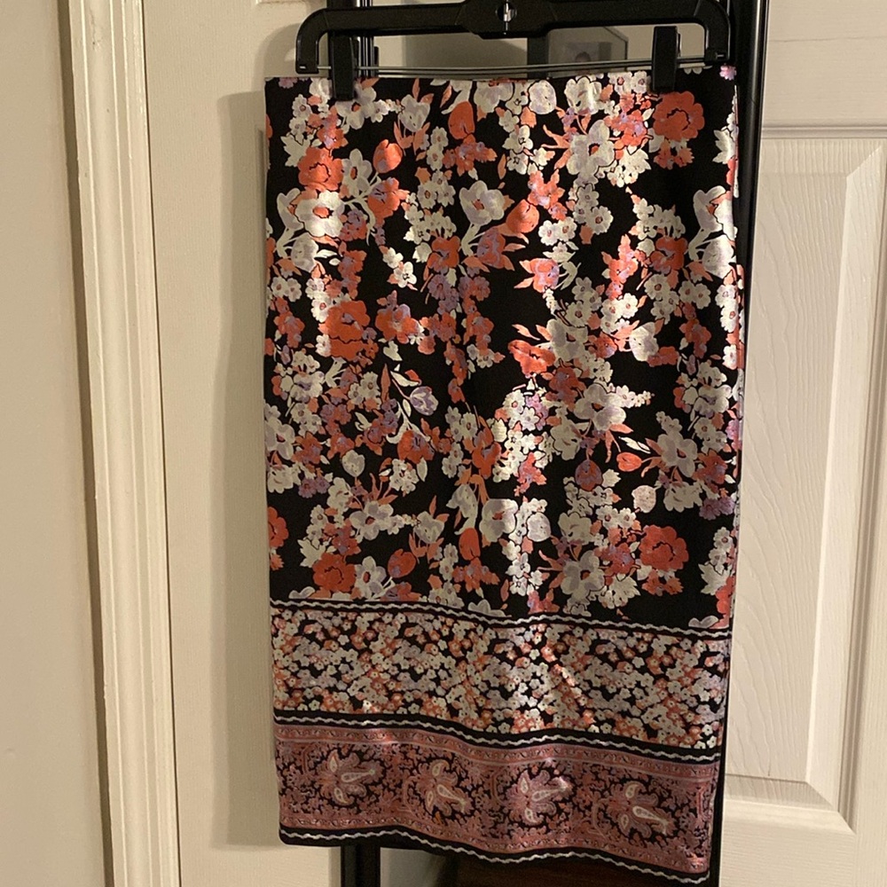 Pull on rose print scuba skirt